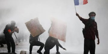 ফ্রান্সে ব্যাপক বিক্ষোভ ও সংঘর্ষ